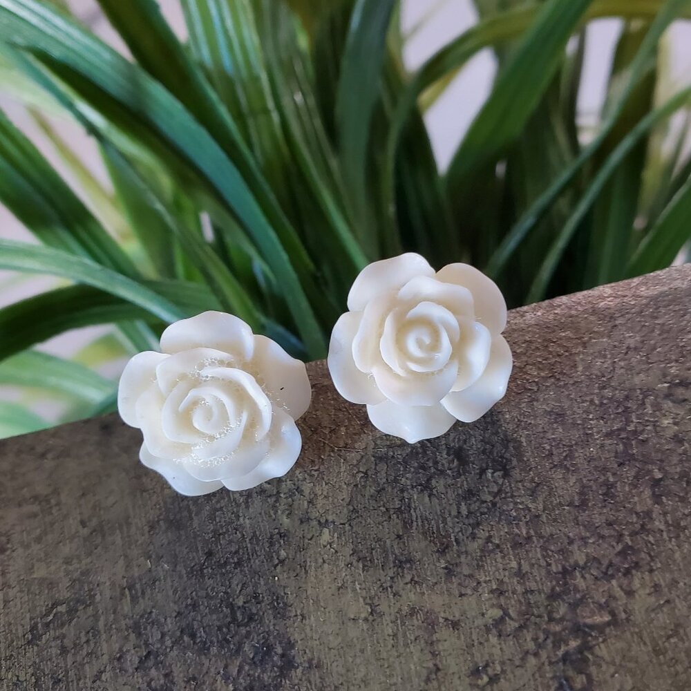White Flower stud Earrings💥3 for $12💥